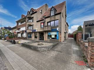Dit prachtige duplex appartement bevindt zich in de gegeerde wijk Kristus Koning te Brugge. Met een bewoonbare oppervlakte van 97 m² biedt het ruime en lichtrijke leefruimtes. Het gebouw dateert uit 1975 maar werd in 2025 volledig vernieuwd. <br />Het appartement beschikt over drie comfortabele slaapkamers en een volledig uitgeruste badkamer met inloopdouche, lavabomeubel, hang wc en aansluiting voor een wasmachine. <br />De ligging is uitstekend: nabij gelegen winkels en het Brugse water zorgen voor zowel praktische als recreatieve mogelijkheden. Bovendien is de mobiliteit in deze wijk zeer goed, met vlotte verbindingen naar het centrum van Brugge en andere belangrijke locaties. <br /><br />Bij dit appartement een garagebox aangekocht te worden van 30.000 €.<br /><br />Troeven :<br /><br />* goedgekeurde elektriciteit<br />* EPC : Label C 299 kWh ( m2/ jaar )<br />* nieuwe keuken en badkamer<br />* ideale uitvalsbasis<br />* nabijheid van winkels en horeca<br /><br />Voor info bel : 050/333976 - 0476/270379 (buiten kantooruren )