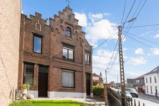 Te renoveren charmant herenhuis met veel potentieel in Waregem. Deze karaktervolle halfopen woning biedt veel ruimte en mogelijkheden...