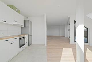 <strong>In Leuven: drie slaapkamers appartement te huur gelegen op de bovenste verdieping van een kleinschalig gebouw aan de Kapucijnenvoer in Leuven.</strong><br /><br />Het appartement is gelegen op de hoek van de Bankstraat en de Kapucijnenvoer. Het appartement bevindt zich op wandelafstand van allerlei supermarkten, scholen, parken, fitnescentra en zoveel meer. Alsook in de nabijheid van o.a IMEC en UZ Gasthuisberg.<br /><br /><strong>Indeling</strong><br />Drie slaapkamers, grote open keuken met woonkamer, twee aparte toiletten, badkamer en aparte berging.<br /><br /><strong>Troeven</strong>
<ul><li>Terras met fijn uitzicht over Leuven</li><li>Drie slaapkamers</li><li>Centraal gelegen</li></ul>
Het appartement beschikt over geen syndicus zodus ook geen maandelijkse kosten!<br />Nutsvoorzieningen zijn apart.<br />Onmiddellijk beschikbaar.