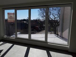 Lichtrijk recent dakappartement. Inkom met ingemaakte vestiairekast, leefruimte op keramische tegel en aansluitend het zuidgeoriënteerde terras...