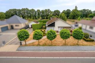 <p><span>Charmante, gelijkvloerse woning met 3 slaapkamers, vrijstaande garage en uitzonderlijk ruime, zuidgerichte tuin op een prachtig perceel van 21a38ca in Oudsbergen.</span></p><p><span> </span></p><p><span>ALGEMEEN:</span></p><ul><li><span>Open bebouwing met een praktische en comfortabele gelijkvloerse indeling. Dankzij het ruime perceel en de doordachte opbouw biedt de woning bovendien interessante uitbreidingsmogelijkheden.</span></li><li><span>Vrijstaande garage.</span></li><li><span>Uitzonderlijk ruim perceel van maar liefst 21a38ca.</span></li><li><span>Bouwjaar: 1964.</span></li><li><span>Kadastraal inkomen: €793.</span></li><li><span>Doorheen de jaren steeds uitstekend onderhouden.</span></li><li><span>Verwarming op stookolie.</span></li><li><span>Houten ramen met deels enkele en deels dubbele beglazing.</span></li><li><span>De woning is voorzien van een betonnen dek.</span></li><li><span>Gunstig gelegen op een vlot bereikbare locatie in Oudsbergen, op korte afstand van het centrum van Gruitrode met scholen, winkels, horeca en andere dagelijkse voorzieningen. Bovendien geniet men hier van een groene omgeving met tal van fiets- en wandelroutes en een vlotte verbinding naar Bree, Maaseik, Genk en Peer.</span></li><li><span>De woning is gedeeltelijk onderkelderd.</span></li><li><span>Stedenbouwkundige bestemming: woongebied</span><span> met landelijk karakter / achterkant perceel: </span><span>agrarisch gebied.</span></li></ul><p><span> </span></p><p><span>INDELING:</span></p><p><span>GELIJKVLOERS:</span></p><ul><li><span>Inkomhal met beige tegelvloer en toegang tot alle vertrekken.</span></li><li><span>Ruime en gezellige leefruimte met parketvloer en een ingebouwde Flam-houthaard. De grote raampartijen zorgen voor een aangename lichtinval en geven een ruimtelijk gevoel.</span></li><li><span>Praktisch ingerichte keuken met donkere tegelvloer en eethoek. Uitgerust met anderhalve spoeltafel, kookvuur met dampkap, elektrische oven, koelkast en afwasmachine. Via de keuken bereikt men zowel de sas aan de achterzijde van de woning als de nachthal.</span></li><li><span>Sas met toegang tot de buitenruimte, het gastentoilet, de berging en de kelder.</span></li><li><span>Gastentoilet, volledig betegeld en voorzien van een fonteintje.</span></li><li><span>Ruime berging aan de achterzijde van de woning, voorzien van een spoeltafel.</span></li><li><span>Nachthal met toegang tot alle slaapkamers en de badkamer.</span></li><li><span>Slaapkamer 1 (ca. 16,5 m²), rustig gelegen aan de achterzijde van de woning.</span></li><li><span>Slaapkamer 2 (ca. 13 m²), gelegen aan de zijkant van de woning.</span></li><li><span>Slaapkamer 3 (ca. 13 m²), eveneens gelegen aan de zijkant van de woning.</span></li><li><span>Volledig betegelde badkamer voorzien van wasmeubel met wastafel en ligbad met douchescherm. </span></li></ul><p><span>ZOLDER:</span><span><br />Bereikbaar via de buitenzijde van de woning (achterzijde). De vloer werd voorzien van isolatie op de dallen.</span></p><p><span> </span></p><p><span>KELDER:</span><span><br />De woning is gedeeltelijk onderkelderd.</span></p><p><span> </span></p><p><span>GARAGE:</span><span><br />Vrijstaande garage voorzien van een kantelpoort.</span></p><p><span> </span></p><p><span>BUITENRUIMTE:</span><span><br /><br /></span></p><ul><li><span>Voorzijde:</span><span><br />o Verzorgd aangelegde voortuin met een beklinkerd wandelpad naar de inkom.<br />o Oprit naar de vrijstaande garage met parkeergelegenheid voor meerdere wagens.</span></li><li><span>Achterzijde:</span><span><br />De absolute blikvanger van deze eigendom is zonder twijfel het uitzonderlijk ruime perceel. De zuidgerichte achtertuin biedt optimale zoninval en geniet van een idyllische ligging met vrij uitzicht over de omliggende weilanden. Hier komen rust, ruimte en natuur perfect samen, waardoor u in alle privacy kunt genieten van het buitenleven.</span></li></ul><p><span> </span></p><p><span>Bent u op zoek naar een instapklare gelijkvloerse woning met drie slaapkamers, een vrijstaande garage en een uitzonderlijk ruime tuin op een vlot bereikbare locatie in het groene Oudsbergen? Contacteer ons vandaag nog voor een bezichtiging of meer informatie en ontdek zelf alle troeven die deze eigendom te bieden heeft! </span></p><p><span> </span></p>