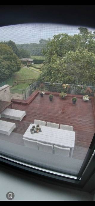Ruime duplex appartement met groot terras !!!<br /><br />Ontdek dit verzorgde duplex appartement van 127m² op de 1ste verdieping, gelegen in een rustige en toch centrale buurt van Heusden-Zolder. Deze eigendom combineert ruimte, comfort en een uitstekende ligging - ideaal voor wie opzoek is naar een aangename woonplek met alle voorzieningen vlakbij .<br /><br />Indeling en troeven<br /><br />Bij het binnenkomen betreed je een verzorgde inkomhal waar zich ook het gastentoilet bevindt. Van hieruit stap je in de lichte, ruime leefruimte die naadloos aansluit op de volledig ingerichte keuken met voldoende kastruimte en een aangename indeling.<br />Aansluitend aan de keuken bevindt zich een grote wasplaats/berging,<br />Vanuit de woonkamer stap je rechtstreeks op het zuidgerichte terras van 60m², voorzien van een zonneluifel. Van hieruit geniet je van een rustgevende uitzicht op de grote, verzorgde gemeenschappelijke tuin.<br />Op de bovenverdieping bevinden zich 2 ruime slaapkamers en een praktische badkamer. In één slaapkamer is airco voorzien.<br />