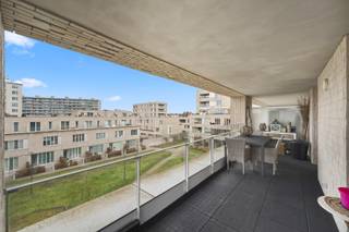 Dit prachtige appartement uit 2020 is een droom die werkelijkheid wordt. Het appartement heeft een ruime woonkamer met veel natuurlijk lichtinval en een volledig geïnstalleerde, open keuken met erlangs nog een praktische berging. Vanuit de woonkamer heb je toegang tot het ruime terras waar je heerlijk kunt genieten van de zon en het uitzicht. Het appartement heeft 2 slaapkamers, dus er is genoeg ruimte voor een gezin. De badkamer is modern en luxe uitgevoerd en voorzien van het nodige comfort. Het appartement is ook voorzien van een privé staanplaats in de parkeerkelder alsook een privé kelder.