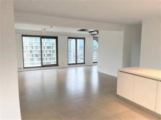 Prachtig penthouse -duplex met een opp van +/- 135 m² en twee terrassen gelegen Kempischdok Westkaai . Indeling inkomhal apart toilet , berging , living met open keuken met kookeiland , gashaard terras aan de voorkant oost gericht terras achterkant west gericht , badkamer met ligbad ,inloopdouche , dubbele lavabo met meubel via de trap naar bovenste verdieping met 2 slapkamers en aparte dressing in de kelder een staanplaats beschikbaar
Prijs penthouse 1700 € + 125 € voor de parking gemeenschappelijke kosten 200 € nuts voorzieningen apart te betalen beschikbaar 01/01/2027