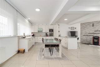 Huis met 4 tot 6 slaapkamers, kangoeroewoning mogelijk te koop te Hoboken Op wandelafstand van het de Hobokense Polder en nabij Antwerpen zuid staat...