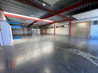 Ontdek dit uitstekend gelegen bedrijfsgebouw van +/- 1.850 m² op een perceel van +/- 3.450 m², gelegen op slechts enkele minuten van de...