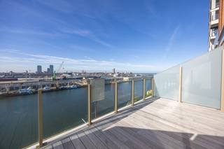 Ontdek dit exclusief duplexappartement in Residentie Baelskaai 26. Hier geniet u van een uitzonderlijke combinatie van luxe, rust en hedendaags wooncomfort, vlakbij zee en strand. Dit duplexappartement bevindt zich op de zevende en achtste verdieping en beschikt over twee slaapkamers, een aangename leefruimte en een heerlijk terras. Dankzij de grote raampartijen baadt het appartement in natuurlijk daglicht en geniet u van een schitterend panoramisch zicht over de stad Oostende, gecombineerd met een prachtig lateraal zeezicht. Een uniek decor dat op elk moment van de dag weet te bekoren. De moderne architectuur, kwalitatieve afwerking en aandacht voor duurzaam en energiezuinig wonen maken van Residentie Baelskaai 26 een bijzonder aangename plek om thuis te komen. Ook aan praktisch comfort werd gedacht. Zo zijn er parkeerplaatsen en garages beschikbaar met rechtstreekse toegang tot het gebouw. Daarnaast beschikt de residentie over een gemeenschappelijke fietsenberging op het gelijkvloers. De uitstekende ligging op Oosteroever, een van de meest veelbelovende en exclusieve stadsdelen van Oostende, vormt een absolute meerwaarde. Hier woont u in een unieke omgeving. Of u nu op zoek bent naar een luxueuze vaste woonst, een exclusief tweede verblijf aan zee of een waardevolle vastgoedinvestering, dit duplexappartement biedt een uitzonderlijke woonbeleving op een toplocatie aan de Belgische kust. Laat u verleiden en ontdek zelf de charme van wonen in residentie Baelskaai 26. Contacteer ons vandaag nog voor meer informatie of een bezoek ter plaatse!