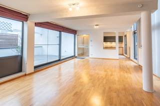 Dit exclusieve duplex appartement combineert luxe, comfort en rust in een doordachte en kwalitatieve afwerking. Het is gelegen in het centrum van het bruisende Mechelen!<br /><br />Bij het betreden van het appartement kom je in een verzorgde inkomhal die toegang geeft tot een gastentoilet en een praktische bergruimte.<br />De aangename, lichtrijke leefruimte sluit naadloos aan op de halfopen, volledig uitgeruste moderne keuken en vormt samen een harmonieuze leefomgeving. Grote raampartijen zorgen voor een mooie lichtinval en geven uit op het ruime zonneterras, dat uitkijkt op een rustige binnentuin en een open zicht biedt op de skyline van Mechelen. Ondanks de centrale ligging geniet je hier van volledige rust en privacy — een ideale plek om te ontspannen.<br /><br />Voor extra wooncomfort is het appartement uitgerust met airconditioning en een slimme thermostaat die eenvoudig via wifi bediend kan worden. Alle ramen zijn voorzien van elektrische sunscreens met afstandsbediening, wat bijdraagt aan een aangenaam binnenklimaat en optimale privacy.<br />Via de trap in de leefruimte bereik je de bovenverdieping met twee ruime slaapkamers en een stijlvolle badkamer, ingericht met een inloopdouche, dubbele wastafel en een tweede toilet.<br /><br />Onmiddellijk beschikbaar!<br />Provisie gemeenschappelijke kosten: €100/ maand (INCLUSIEF waterverbruik)<br />Mogelijkheid om ondergronds autostaanplaats bij te huren: €175/ maand<br /><br />Vraag je bezoek uitsluitend aan via de website van Malines Group!<br />
<div></div>