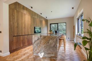 <p><span>Karaktervolle OB ingenieurswoning met 7 slaapkamers op perceel van 39 are. </span></p><p><span> </span></p><p><span>Deze karaktervolle villa in de Minderbroedersstraat is geen gewone woning: ze werd in 1957 gebouwd als ingenieurswoning voor de steenkoolmijn van Heusden-Zolder, naar ontwerp van Isia Isgour, dé modernistische architect van de Limburgse mijnstreek. De woning die we hier mogen aanbieden is één van de twee enige vrijstaande ingenieurswoningen met daarbovenop een royaal perceel dat de privacy garandeert. Vandaag biedt dat erfgoed u ruimte, licht en een stuk Limburgse geschiedenis op een unieke locatie.<br /><br />Troeven van de woning:</span></p><ul><li><span>Recent volledig gerenoveerde woning</span></li><li><span>Hoogwaardige materialen</span></li><li><span>Ruim perceel van 39 are</span></li><li><span>7 slaapkamers</span></li><li><span>Vrijstaande woning</span></li><li><span>Volledig onderkelderd met inrit naar de kelder</span></li><li><span>Bijkomende toegang via achterliggende straat (Gasthuisstraat)</span></li></ul><p><span>Wenst u meer info of een vrijblijvende bezichtiging, Contacteer dan ons kantoor op het nummer 011 85 15 15 en wij helpen u graag verder.</span></p><p><span> </span></p>
