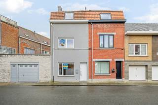 - Rustige ligging in het centrum van Menen: Poedermagazijnstraat 32<br />- Vlakbij het groene Vander Merschplein, met speelplein<br />- Aparte inkom<br />- Lichtrijke leefruimte<br />- Praktische keuken <br />- Handige berging<br />- 3 volwaardige slaapkamers<br />- Zolder met zoldertrap<br />- Badkamer met ligbad en dubbele wastafel<br />- 2 toiletten<br />- Conforme elektriciteit <br />- Overal centrale verwarming<br />- EPC label D (geen renovatieplicht), UC: 3889408<br />- Richtprijs: € 169.000