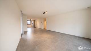 Welkom in residentie ’t Streutje, een kleinschalig project in het hart van Diepenbeek, tegenover het gemeentehuis en het Marktplein. Winkels, horeca en alle dagelijkse voorzieningen bevinden zich op wandelafstand.<br /><br />Dit appartement op de tweede verdieping beschikt over een inkomhal met gastentoilet, een ruime leefruimte met open keuken en berging, drie slaapkamers, twee badkamers en een zonnig terras.<br />Daarnaast geniet je van modern wooncomfort dankzij vloerverwarming, ventilatiesysteem D en privé zonnepanelen. Twee privé parkeerplaatsen en twee buitenbergingen zijn inbegrepen.<br /><br /><strong>Troeven</strong>:
<ul>
<li>Centrale ligging in hartje Diepenbeek</li>
<li>3 slaapkamers</li>
<li>2 badkamers</li>
<li>Ruim terras</li>
<li>Privé parkeerplaats en buitenberging</li>
</ul>
Plan vandaag nog je bezoek en ervaar zelf het comfort van dit ruime appartement in Diepenbeek. Stel je kandidaat via onze website via de knop "ik ben kandidaat". <br /><br />Wil je weten wat jouw woning waard is? Contacteer ons via info@optie-m.be