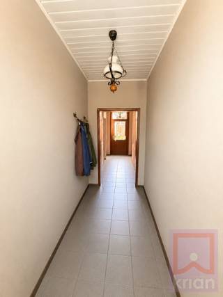 Op een centrale ligging in Geel-centrum bevindt zich deze te renoveren, verrassend ruime gezinswoning met 4 slaapkamers, een ruime zolder, achterliggende berging en tuin.<br />De woning biedt een interessante basis voor wie op zoek is naar een renovatieproject met veel potentieel. Dankzij de praktische indeling, de mooie leefruimtes en de extra zolderruimte kan deze woning volledig naar eigen smaak en hedendaagse normen worden ingericht.<br />Indeling<br /><br />Op het gelijkvloers betreedt u de woning via de inkomhal met trap. Vooraan bevindt zich de leefruimte. Aansluitend is er een ruime keuken van, met achteraan de badkamer. Verder beschikt het gelijkvloers over een afzonderlijk toilet/wasplaats.<br />Op de eerste verdieping zijn er 3 ruime slaapkamers van respectievelijk ca. 16 m², 13 m² en 9 m². Op de zolderverdieping werd er een 4de slaapkamer gemaakt<br />De zolderverdieping biedt bijkomende ruimte en kan, mits de nodige werken, verder benut worden als hobbyruimte, stockage of bijkomende kamer.<br />Achteraan bevindt zich nog een ruime berging/bijgebouw, ideaal als opslagruimte, werkruimte of uitbreiding van het tuincomfort.<br /><br />Troeven<br />Centrale ligging in Geel<br />3 slaapkamers<br />Ruime leefruimte en aparte keuken<br />Zolder met extra mogelijkheden<br />Achterliggende berging/bijgebouw<br />Stadstuin<br />Interessant renovatieproject met veel potentieel<br />Perceel van ca. 290 m²<br />EPC-oppervlakte: 180 m²<br /><br />Technische gegevens<br />EPC: label E - 444 kWh/m² jaar<br />Renovatieverplichting van toepassing<br />Elektrische installatie: niet conform<br />Asbestattest: niet-asbestveilig<br />P-score: A<br />G-score: A<br />Bodemattest: blanco<br />Geen Vlaams voorkooprecht<br />Kadastraal inkomen: €463<br />Bouwjaar volgens kadaster: 1961<br />Deze woning is ideaal voor kopers die op zoek zijn naar een betaalbare woning met renovatiepotentieel op een centrale locatie in Geel.