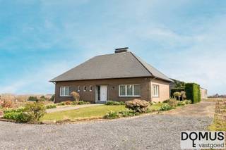 Op zoek naar rust, ruimte en natuur? Deze unieke boerderij, schitterend gelegen temidden van het golvende landschap op één van de hoogste punten van de gemeente Wemmel, biedt u een zeldzame kans om landelijk te wonen met adembenemende vergezichten in elke richting. Hier geniet u elke dag van het typische gevoel van vrijheid, weg van de drukte, maar toch met alle comfort binnen handbereik.

Indeling &amp; mogelijkheden:
De woning beschikt over drie comfortabele slaapkamers. De royale zolder biedt talloze mogelijkheden: van extra slaapkamer, hobbyruimte tot een gezellige thuiswerkplek – u hebt het voor het kiezen. Daarnaast vindt u ruime kelders: perfect voor opslag, provisie of zelfs een wijncollectie.

Uitgestrekt perceel &amp; bijgebouwen:
Het perceel van maar liefst 10.000 m² is een absolute troef. Momenteel staat er een grote loods die dienst heeft gedaan voor de landbouwactiviteiten van de huidige eigenaars. Wenst u liever een magnifieke tuin aan te leggen? Geen probleem – de loods kan eenvoudig worden verwijderd zodat u het perceel volledig naar uw wensen kan inrichten. Denk aan een weelderige bloemenborder, moestuin, zwemvijver of zelfs een boomgaard: de mogelijkheden zijn eindeloos.

Waarom kiezen voor deze boerderij?
•	Unieke ligging met schitterende vergezichten
•	Drie slaapkamers en een ruime zolder
•	Kelders voor extra opslag of hobby
•	Riant perceel van 10.000 m²
•	Grote loods die kan blijven of plaats biedt aan uw droomtuin
•	Ideaal voor rustzoekers, natuurliefhebbers en gezinnen

Laat deze kans niet voorbijgaan! Kom zelf de charme en het potentieel van deze prachtige boerderij ontdekken: contacteer ons voor een bezichtiging en laat u verrassen door de eindeloze mogelijkheden die deze eigendom te bieden heeft. Hier voelt u zich meteen thuis, dus grijp nu uw kans!

