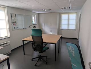 Kantoor of winkelruimte in centrum 's-Gravenwezel * Indeling : etalage (8m) bestaande uit 4 ramen en een voordeur, open ruimte van voor tot achter...