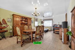 In het hartje van Poperinge vinden we deze verrassend ruime rijwoning. Dankzij de centrale ligging bevinden scholen, winkels en andere...