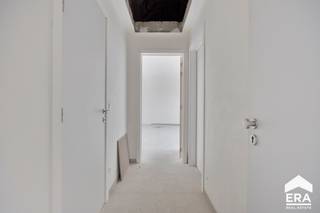 <p><strong>Project Kabienstraat - Geel</strong></p>

<p>Prachtig nieuwbouwappartement op de tweede verdieping met 1 slaapkamer en zolder (16,00m²) en terras in hartje Geel.</p>

<ul><li>Kleinschalige residentie</li><li>Eigentijdse architectuur</li><li>Zonnepanelen &amp;amp; warmtepomp</li><li>Rustige locatie in het centrum van Geel</li></ul>

<p>Aankoop onder BTW-stelsel: 12% op de grondwaarde &amp;amp; 21% op het constructie-aandeel.<br />Parking &amp;amp; berging verplicht bij aan te kopen.</p>

<p>Meer informatie over dit prachtige project?</p>

<p>014 584 558 - info@eratournier.be</p>