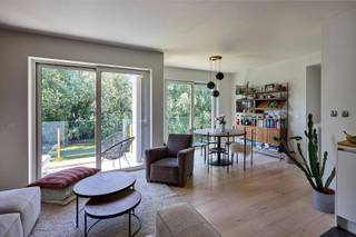 Op zoek naar een nieuwe thuis? Dat TREFT!😉<br /><br />Dit recente appartement (eerste bewoning in 2019) combineert een uiterst centrale ligging met verrassend veel rust. Dankzij de vele ramen met zonwerende en hoogisolerende beglazing geniet je de hele dag van een overvloed aan natuurlijk licht. Vanuit de leefruimte en het leuke terras kijk je uit op het groen, zonder inkijk van overburen.<br /><br />Het appartement beschikt over twee volwaardige slaapkamers, een gezellige leefruimte met parketvloer, een apart toilet en een praktische berging.<br />Daarnaast geniet je van een private autostaanplaats, een fietsenstalling en zonnepanelen, wat bijdraagt aan een comfortabel én energiezuinig wooncomfort.<br /><br />Winkels, openbaar vervoer en belangrijke invalswegen bevinden zich op wandel- of fietsafstand. Toch kom je thuis in een oase van rust, licht en privacy.<br /><br />Ik heb hier de voorbije zeven jaar met ontzettend veel plezier gewoond en hoop dat deze plek voor iemand anders even bijzonder mag worden. <br />Voel jij dat dit wel eens jouw nieuwe thuis kan zijn? Plan dan eenvoudig een bezichtiging via https://calendly.com/heyvaertnohmi/20min of neem contact op via appartementtreft@hotmail.com<br /><br />Cet appartement récent associe un emplacement extrêmement central à un calme surprenant. Grâce aux nombreuses fenêtres dotées d'un double vitrage solaire et hautement isolant, vous profitez toute la journée d'une belle lumière naturelle. Depuis l'espace de vie et la spacieuse terrasse, vous profitez d’une agréable vue sur la verdure, sans vis-à-vis.<br /><br />L'appartement dispose de deux chambres confortables, d'un espace de vie chaleureux avec parquet au sol, d'une salle de bains avec baignoire, de toilettes séparées et d'un débarras pratique.<br />De plus, vous bénéficiez d'une place de parking privative, d'un local à vélos et de panneaux solaires, ce qui contribue à un confort de vie agréable et économe en énergie.<br /><br />Planifiez simplement une visite via https://calendly.com/heyvaertnohmi/20min ou par appartementtreft@hotmail.com