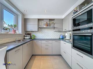 Deze gezinswoning beschikt op het gelijkvloers over een inkomhal met gastentoilet, een gezellige woonkamer met eetplaats, een recent...