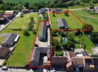 <p><span>Karaktervolle hoeve met te renoveren woning, zeer ruime stallingen en perceel <br />van 73a 37ca</span><span><br /><br /></span><span>Bent u op zoek naar een eigendom met ruimte, karakter en uitzonderlijk veel mogelijkheden? <br />Dan is deze authentieke hoeve wellicht precies wat u zoekt. Gelegen in een prachtige landelijke <br />omgeving geniet u hier dagelijks van rust, open vergezichten en een groen kader, terwijl <br />belangrijke verbindingswegen en voorzieningen zich op korte afstand bevinden.</span></p><p><span><br />Het eigendom omvat een te renoveren woonhuis met een bewoonbare oppervlakte van maar <br />liefst 237 m², aangevuld met diverse ruime bijgebouwen en stallingen op een perceel van <br />73a 37ca. Dankzij de aanwezige infrastructuur is deze hoeve uitermate geschikt voor het houden <br />van dieren, opslag, ambachtelijke activiteiten of andere ruimtebehoevende hobby's en beroeps-<br />activiteiten. De stallingen werden in het verleden steeds gebruikt voor de varkenshouderij.</span></p><p><span><br />De woning beschikt over een praktische indeling met een inkomhal, gastentoilet, leefruimte met <br />bureaugedeelte, keuken, eetkamer, badkamer voorzien van een inloopdouche en lavabo, berging, <br />wasplaats en een bijkomende hal. Verder zijn er een voorraadkelder, een ruime garage en een <br />zolderberging aanwezig (toegankelijk zonder vaste trap). <br /><br />De vensters zijn reeds voorzien van hoogrendementsprofielen binnen de bestaande aluminium <br />raamomkadering.</span></p><p><span><br />Naast de woning bevinden zich verschillende ruime bijgebouwen. De eerste stalling heeft een <br />oppervlakte van 312 m² en wordt aangevuld met een annex atelier van 84 m², verdeeld over <br />twee bouwlagen van telkens 42 m². Daarnaast is er een tweede stalling van 387 m², uitgerust <br />met een poort van ongeveer 3,10 meter hoogte, waardoor deze ook toegankelijk is voor <br />grotere voertuigen en machines.</span></p><p><span><br />Een bijkomende troef is de dubbele ontsluiting van het perceel, met toegang via zowel het <br />Widooierplein als de Mombeekstraat. Dit verhoogt niet alleen het gebruikscomfort, maar biedt <br />eveneens interessante mogelijkheden voor de organisatie van activiteiten, opslag of dierenhouderij.</span></p><p><span><br /></span><span>Troeven:</span></p><ul><li><span>Te renoveren woonhuis van 237 m² bewoonbare oppervlakte</span></li><li><span>Perceel van 73a 37ca (7.337 m²)</span></li><li><span>Eerste stalling van 312 m²</span></li><li><span>Atelier van 84 m² verdeeld over twee bouwlagen</span></li><li><span>Tweede stalling van 387 m² met poort van 3,10 m hoogte</span></li><li><span>Geschikt voor dierenliefhebbers, hobbylandbouw of opslag</span></li><li><span>Dubbele toegang via Widooierplein en Mombeekstraat</span></li><li><span>Rustige, landelijke ligging met vlotte verbindingen</span></li><li><span>Voorraadkelder, zolderberging en ruime garage</span></li><li><span>Hoogrendementsprofielen aanwezig</span></li></ul><p><span> </span></p><p><span>Een eigendom met authentieke charme, royale volumes en tal van mogelijkheden voor wie ruimte en <br />vrijheid weet te waarderen. <br /><br /></span><span>Wenst U meer informatie over deze eigendom of een bezichtiging? <br />Contacteer ons via 012 26 22 05.</span></p>