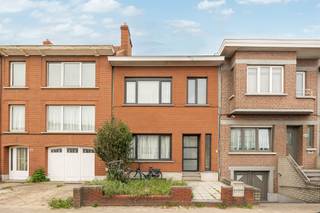 Ruime woning met 4 slpk en een tuin in Wommelgem! Gelegen vlakbij het Fort van Wommelgem en het Wijnegem Shopping Center. Ideaal gelegen vlakbij alle...