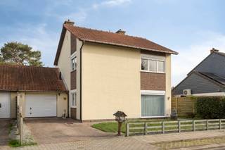 Deze woning is gelegen in een rustige woonwijk tussen Ranst en Lier. Van hieruit is er een vlotte verbinding met openbaar vervoer, auto en fiets...