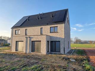 <p><span>Nieuwbouwproject: Twee BEN20-woningen nabij de jachthaven van het Kanaal naar Beverlo.</span></p><p><span> </span></p><p><span>Ontdek dit prachtige nieuwbouwproject bestaande uit twee energiezuinige BEN20-woningen, ideaal gelegen in een rustige, aangename en veilige omgeving, vlak bij de jachthaven van het Kanaal naar Beverlo.</span></p><p><span>Een perfecte locatie voor wie houdt van landelijk wonen met toch alle voorzieningen binnen handbereik. Op slechts enkele minuten bevindt u zich in het gezellige centrum van Leopoldsburg, met winkels, scholen en horeca.</span></p><p><span>De woningen worden opgetrokken op een zuid-oost gerichte bouwgrond van 550 m², geschikt voor halfopen bebouwing — wat zorgt voor een optimale lichtinval en een mooi uitzicht op de tuin.</span></p><p><span> </span></p><p><span>Indeling</span></p><p><span>Gelijkvloers:</span></p><p><span>Inkomhal met apart toilet</span></p><p><span>Ruime, lichtrijke leefruimte</span></p><p><span>Open keuken met zicht op de tuin</span></p><p><span>Praktische berging/wasplaats</span></p><p><span> </span></p><p><span>Verdieping:</span></p><p><span>2 ruime slaapkamers</span></p><p><span>Dressing</span></p><p><span>Badkamer met inloopdouche, dubbele lavabo en toilet</span></p><p><span>Overloop met vaste trap naar de tweede verdieping</span></p><p><span>Zolderverdieping:  Mogelijkheid tot een derde ruime slaapkamer of hobbyruimte</span></p><p><span> </span></p><p><span>De woning is voorzien van vloerverwarming op aardgas op het gelijkvloers en in de badkamer. </span></p><p><span>In de badkamer is bovendien een aansluiting voorzien voor een elektrische handdoekdroger als extra bijverwarming.</span></p><p><span> </span></p><p><span>Dankzij het BEN20-label geniet u van een lage energiekost en voldoet de woning aan de strengste normen voor energie-efficiëntie en comfort.</span></p><p><span> </span></p><p><span> </span></p><p><span> </span></p><p><span> </span></p><p><span> </span></p>