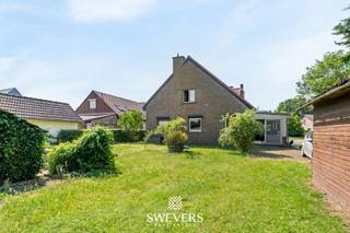 Voor meer info en foto’s, surf naar www.swevers.be<br /> – Deze ruime open bebouwing in een rustige straat in Heusden-Zolder biedt een mooie combinatie van ruimte, privacy en potentieel. Gelegen op een perceel van 10a 29ca en gebouwd in 1979, werd de woning deels gerenoveerd tussen 2005 en 2025. Met een bewoonbare oppervlakte van 228 m² en vijf slaapkamers is dit een ideale gezinswoning waar u enkel nog naar eigen smaak hoeft op te frissen.<br /><br />De inkomhal leidt naar de lichtrijke leefruimte van 34 m² met plaats voor zit- en eetgedeelte. Aansluitend bevindt zich de keuken van 11 m², uitgerust met Miele-toestellen (2016) en eenvoudig open te maken naar de leefruimte. De veranda (2005) zorgt voor extra leefcomfort en een mooi zicht op de tuin.<br /><br />Op de eerste verdieping zijn er drie slaapkamers (13 m², 12 m² en 9 m²) en een badkamer. Daarnaast zijn er nog twee extra kamers (16 m² en 8 m²), ideaal als bureau, hobbyruimte of logeerkamer. De zolder van 40 m² biedt extra opslag en uitbreidingsmogelijkheden.<br /><br />De tuin geniet van een open zicht op landbouwgrond, wat rust en privacy garandeert. Extra troeven zijn het alarmsysteem met buitencamera (2023), manuele rolluiken, hoogrendementsglas (2013) en een recente gasketel (2022). Dankzij de gunstige ligging zijn scholen, openbaar vervoer en snelwegen vlot bereikbaar. Voor meer informatie, bel 011 255 155. Bron bewoonbare oppervlakte: EPC – verslag.