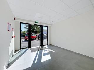 Het bedrijfspand, dat gelegen is op de 3e verdiep van een recent pand is exclusief afgewerkt met hoogstaande materialen. Ideaal voor vrij beroepen (dokter, psycholoog, kinesist).<br /><br />Betreft een Kantoorruimte met gedeelde faciliteiten (keuken, toilet, receptie) bestaande uit: <br /><br />Privatieve ruimtes: <br />- Grote bureau/praktijkruimte (37,5m2)<br />- 1e Bureauruimte (12m2)<br />- 2e Bureauruimte (12m2)<br />- 2x staanplaats<br /><br />Gemeenschappelijke ruimtes:<br />- Receptie (48,3m2)<br />- Keukenruimte (19m2)<br />- Gemeenschappelijk toilet<br /><br />De totale bruto oppervlakte bedraagt: 266m2.<br /><br />Vraagprijs: 2000 euro / maand + € 715,41 provisie voor: <br />op basis van verdeelsleutel van het onroerend goed: elektriciteit, water, internet, poetsen bureau,<br />deel onroerende voorheffing schatting, kosten mbt gemeenschappelijke delen.<br /><br />Wenst u een bezoek? Stuur dan een mail naar: jens.moens@dewaele.com<br />