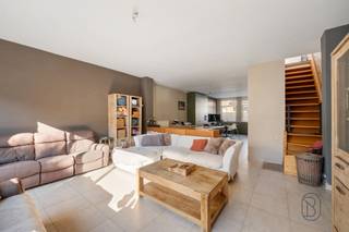 <p>WELKOM IN ZINGEM: CHARMANTE WONING MET VEEL POTENTIEEL</p><p>Deze sfeervolle woning gelegen in Kruisem biedt een perfecte combinatie van klassieker charme en moderne comfort.</p><p>Het huis beschikt over drie comfortabele slaapkamers verdeeld over meerdere verdiepingen. De begane grond herbergt een gezellige woonkamer met directe toegang tot een modern ingerichte keuken. Deze open indeling creëert een perfect samenhangend leefgedeelte waar licht en ruimte centraal staan.</p><p>De keuken is voorzien van hoogwaardige kasten in een aantrekkelijke tint met houten details, gecombineerd met een modern werkblad. Ramen bieden veel daglicht en zorgen voor een aangename werkplek. De aangrenzende eethoek maakt van dit gedeelte het warme hart van het huis. De grote woonkamer biedt volop mogelijkheden voor gezellige zithoeken en beschikt over schuifdeuren die uitkomen op een binnentuin.</p><p>De woning telt drie ruime slaapkamers. De badkamer is volledig uitgerust met een modern inrichtingsschema. Deze beschikt over een inloopdouche, vrijstaand bad, dubbele wastafel en voldoende opslagruimte. De ruimte ademt comfort en functionaliteit uit, met vensterlicht dat voor een aangenaam wasritme zorgt.</p><p>Gelegen in het aantrekkelijke Zingem, biedt deze woning een ideale balans tussen dorpse rust en stedelijke voorzieningen.</p><p><br />Bezoek na afspraak met IMMO BEGUIN: flore@immobeguin.be<br /> </p>