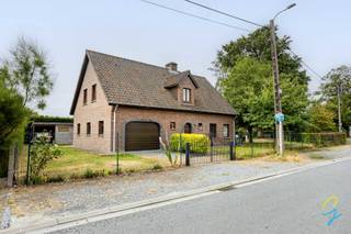 Zeer solide te renoveren woning met grote tuin te koop in Dendermonde!<br />Deze ruime woning biedt een enorm potentieel.<br />De woning beschikt op het gelijkvloers over een ruime woonkamer, keuken, berging, wasplaats en ruime garage.<br />De eerste verdieping biedt 3 ruime kamers en een badkamer.<br />Voor de woning is de renovatieplicht van toepassing.<br />De grote tuin is een extra troef.<br />Graag een bezoek ter plaatse? <br />Contacteer Tom op 0471 59 40 43 of mail naar tom@cornelis-goeman.be
