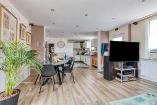 Gezellige (bijna) volledig gerenoveerde 2-gevel op wandelafstand van het centrum van Teralfene (deelgemeente Affligem) met zijn winkels en scholen in de buurt. Deze woning werd in 2020 grondig aangepakt: ttz. nieuwe vloeren (beton, chape), elektriciteit, ramen, sanitaire voorzieningen, dak enz. Zij beschikt op het gelijkvloers over een ruime leefruimte met open (tijdelijke) keuken, 1 slaapkamer, doucheruimte met toilet en nachthal. Op de verdieping bevinden zich nog 2 slaapkamers en de ruime badkamer. De leefruimte geeft toegang tot het grote zuid georiënteerde terras met barbecue. Vanop het terras heeft men toegang tot de garage. U zoekt een bijna instapklare woning met een gunstig EPC (B)? U heeft geen groene vingers maar beschikt wel over een voldoende groot terras waar het zeer aangenaam vertoeven is? Een zeer vlot bereikbare woning? Dan zal deze u zeker en vast aanspreken.
Aarzel daarom niet ons te contacteren voor een bezoek via affligem@immoaccenta.be