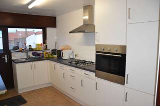 Deze halfopen woning is gelegen nabij De Reiger te Ichtegem en biedt een vlotte verbinding naar Torhout, Diksmuide en Oostende.