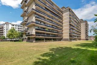 <p>Pour plus d'informations ou pour une visite, appelez le 02 884 23 23 - Ce rez-de-chaussée commercial entièrement prêt à l'emploi est situé à Molenbeek, à deux pas du centre de Bruxelles. Grâce à son accessibilité aisée en voiture et en transports en commun, ce bâtiment est idéal pour les professions libérales, les bureaux ou d'autres utilisations professionnelles. Le bâtiment a été fini avec le souci du détail et respire la qualité grâce à l'utilisation de matériaux haut de gamme et de finitions sur mesure. Des armoires encastrées, une cuisine entièrement équipée et plusieurs salles de réunion garantissent un aménagement fonctionnel et élégant. Les espaces peuvent être aménagés de manière flexible et sont immédiatement prêts à l'emploi, sans besoin de rénovation. Les grandes baies vitrées apportent beaucoup de lumière naturelle et offrent une bonne visibilité depuis la rue. En outre, la propriété dispose de cinq places de parking souterraines (avec borne de recharge) pouvant être achetées en option à 25 000 € chacune, d'un garage séparé pouvant être acheté en option à 40 000 € et d'un grand débarras au sous-sol. Le bâtiment est également équipé d'un ascenseur (conforme), ce qui améliore son accessibilité. Pour ceux qui attachent de l'importance au confort et à la sécurité, il y a des volets roulants automatiques, un système d'alarme et un système domotique. En bref, ce rez-de-chaussée commercial offre une combinaison unique d'emplacement, de confort et de fonctionnalité. L'opportunité parfaite pour ceux qui recherchent un espace professionnel dans un emplacement de choix près de Bruxelles, entièrement prêt à emménager.</p>