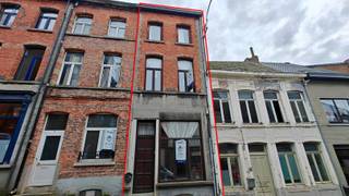 <p><span>Bent u op zoek naar een ruime woning met karakter, veel lichtinval en uitbreidingsmogelijkheden? Deze charmante gezinswoning, gelegen op een toplocatie nabij de Grote Markt van Geraardsbergen, biedt alles wat u nodig heeft!</span></p><p><span> Drie volwaardige slaapkamers  Ruime kamers met natuurlijke lichtinval, ideaal voor een gezin</span></p><p><span> Ruime badkamer  Voorzien van een ligbad, douche, lavabo en toilet.</span></p><p><span> Inrichtbare zolder  Mogelijkheid tot het creëren van 2 extra kamers </span></p><p><span> Kelder met extra functionaliteit  Niet enkel een handige opslagruimte, maar ook ingericht als wasruimte en sanitaire cel.</span></p><p><span> Ruime leefruimtes  De woonkamer en eetruimte genieten van een aangename lichtinval en een open gevoel.</span></p><p><span>De woning is te renoveren, maar zonder renovatieverplichting (EPC D). Dit geeft u de vrijheid om de woning volledig naar eigen smaak in te richten. De elektriciteit is momenteel niet conform.</span></p><p><span>Gelegen in een rustige straat op wandelafstand van de Grote Markt van Geraardsbergen, geniet u van de nabijheid van winkels, scholen, openbaar vervoer en horecagelegenheden.</span></p><p><span>Dit is de ideale woning voor wie op zoek is naar een ruim huis met uitbreidingsmogelijkheden in het hart van Geraardsbergen. Of u nu op zoek bent naar een gezinswoning of een investeringspand, deze woning biedt heel wat potentieel!</span></p><p><span> </span></p><p><span>Interesse? reageren op de advertentie, wij contacteren u!</span></p>