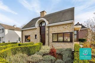 <p><span>immo Talenco verkoopt te Bieseweide 20 – 9310 Baardegem deze zeer goed onderhouden eengezinswoning van het type 4-gevel, het pand is gelegen op een onderhoudsvriendelijk perceel van 4 are  10 ca. Deze instapklare woning beschikt over een nuttige oppervlakte van ± 170 m² en omvat onder meer een gezellige leefruimte, 4 slaapkamers, een kwalitatief ingerichte keukenruimte met ontbijthoek, een volledig ingerichte badkamer en een doucheruimte/wasplaats/berging op het gelijkvloers, alsook een ruime garage. Autostaanplaatsen voor meerdere wagens op de aangelegde oprit. De karakteristieke elementen als de gekleurde glasramen maken het plaatje compleet. </span></p><p><span>Virtuele rondleiding:</span></p><p><span><span>https://360.zibber.eu/share/collection/7Zbjm?logo=0&amp;info=0&amp;fs=1&amp;vr=1&amp;sd=1&amp;initload=0&amp;thumbs=1</span></span></p><p><span> </span></p><h3><span>Gelijkvloers:</span><span> <br /></span><span>Autostaanplaatsen voor meerdere wagens voor de woning, een aangelegde voor-en zijtuin, een  inkom met vestiaire, de trappenhal naar de verdieping, een gastentoilet, een bureelruimte of gelijkvloerse slaapkamer, een leefruimte, een volledig ingerichte keuken voorzien van hedendaagse toestellen, een aanpalende berging/bijkeuken (met aansluiting wasmachine en douche) en een inpandige garage voor 1 wagen. Het onderhoudsvriendelijke terras is volledig aangelegd en heeft een zuidoostelijke oriëntatie. </span></h3><h3><span>Eerste verdieping:</span></h3><h3><span>Een nachthal met overloop die toegang verleent naar de 3 slaapkamers (± 20 m²  ± 10.5 m² en 10 m²) en een volledig ingerichte badkamer uitgerust met een vrijstaand ligbad – een enkele wastafel met spiegel – een toilet. </span></h3><h3><span> </span></h3><h3><span>Zolderverdieping:</span></h3><h3><span>De zolderverdieping is bereikbaar via een uitschuifbare trap met valluik. ±</span></h3><h3><span> </span></h3><p><span>Algemene kenmerken:</span></p><p><span>Asbestattest in aanvraag<br />Bouwjaar 1999<br />Binnenschrijnwerk: houten binnendeuren en massief houten trap<br />Bodemattest OVAM: blanco - geen verontreiniging refertenummer: 20240826924<br />Buitenschrijnwerk: Houten ramen – dubbele beglazing<br />Bruikbare oppervlakte: </span><span>± 170 m²</span><span><br />Dak: traditioneel – geïsoleerd en voorzien van pannen<br />EPC: 198 kWh/m² jaar – </span><span>label B</span><span> – certificaatnummer 20240209-0003134089-RES-2</span></p><p><span>G-score: A - P-score: A – niet overstromingsgevoelig<br />Gevelbreedte: ± 11.50  m</span></p><p><span>Gewestinfo: woongebied </span></p><p><span>Isolatie: geïsoleerde zoldervloer (PIR -platen)</span></p><p><span>Kadastrale gegevens: 41005C0235/00C002<br />Kadastraal inkomen - basis: € 927,00<br />PV EI Conform AREI - CONFORM</span><span><br /></span><span>Staat: degelijk ingerichte en goed onderhouden eengezinswoning<br />Nutsvoorzieningen: aangesloten op de openbare nutsvoorzieningen<br />(water - elektriciteit - rioleringsnetwerk) <br />Oriëntatie achtergevel: zuidoost gericht<br />Verwarming: CV aardgas Viessmann – radiatoren -  CE energieklasse A<br />Vloerplaat gelijkvloers betonplaat – betonnen tussenvloeren<br />Zonnepanelen aanwezig - omvormer<br />Bezoeken: na afspraak – contactpersoon: Ilona Bewaert – </span></p><p><span>E-mail: </span><span>info</span><span><span>@immotalenco.co</span></span><span>m</span><span> </span><span>– tel. 0496/22.02.66 – </span><span><span>www.immotalenco.com</span></span></p><p><span><br /><br /></span></p>