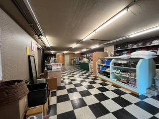 Handelspand/winkel met woonst te MoorseleDeze bestaat uit : * Gelijkvloers: handelspand/winkel + stadstuin* 1ste verdiep : 2 slaapkamers, badkamer,...