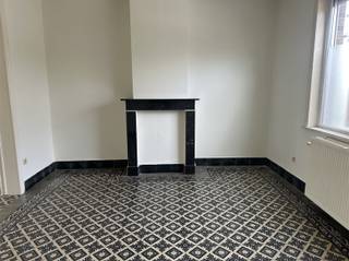 <p>Gesloten bebouwing te huur in centrum Bevere.</p><p>Deze knusse woning omvat : Inkom, toilet, gezellige living met eetplaats, keuken, badkamer ,3 slaapkamers en tuin.<br />De woning is gelegen in het centrum van Bevere, nabij winkels, scholen, N60 Ronse-Gent, station Oudenaarde en recreatiedomein Den Donk.</p><p>Interesse?<br /><br />Vraag uw bezoek reeds aan via onze website www.immodhondt.be  </p>