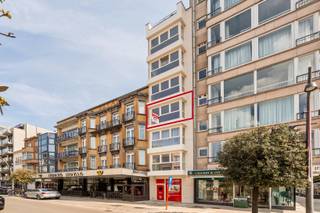 <p><strong>Nieuwbouw 1-slaapkamerappartement te huur – Residentie TRAPEGEER</strong></p>
<p>Dit modern nieuwbouwappartement is gelegen op de<strong> derde verdieping</strong> in Residentie TRAPEGEER. De residentie telt slechts zeven appartementen en bevindt zich in het centrum van De Panne, op wandelafstand van strand, winkels en openbaar vervoer.</p>
<p><strong>Indeling:</strong><br />Lichtrijke, zongerichte woonkamer met open, volledig uitgeruste keuken. Eén slaapkamer en een moderne badkamer voorzien van inloopdouche en toilet. </p>
<p><strong>Troeven:</strong><br />• Nieuwbouw en instapklaar<br />• Dichtbij openbaar vervoer<br />• Lift aanwezig en slechts één appartement per verdieping voor optimale rust en privacy</p>
<p>Interesse? Contacteer <strong>Soraya</strong> via <strong>soraya@servimoholidays.be</strong> of <strong>058/22.41.70</strong>.</p>