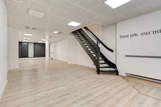 Handelspand van ca. 239 m² te koop in het centrum van Kortrijk op 50 meter van de Grote Markt. Indeling: - Gelijkvloers ca. 100 m²- 1e verdieping...