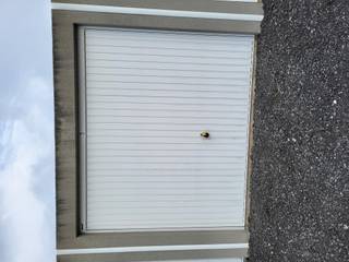 Op zoek naar een praktische en vlot bereikbare garagebox in Nieuwkerke?Deze gesloten garage is ideaal voor het veilig stallen van een wagen, motor of...
