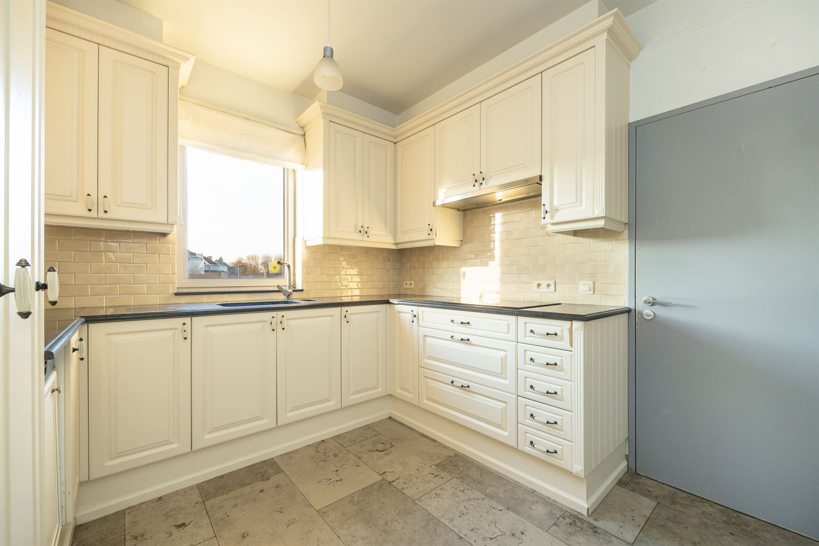 Hedendaagse commerciële ruimte met appartement - foto 3