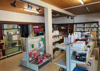 Bent u op zoek naar een showroom met voldoende opslagruimte? Zoek niet verder en vraag vandaag nog een bezoek aan om dit investeringspand...