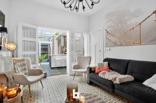 Ontdek deze instapklare woning met 4 ruime slaapkamers, rustig gelegen met een leuke stadstuin. Geniet van een lichte leefruimte en een moderne keuken.<br /><br />Indeling:<br />Gelijkvloers: Inkomhal met afzonderlijk toilet, ruime en lichtrijke leefruimte met eet- en zithoek (momenteel opgedeeld door een losse wand voor een praktijkruimte), open keuken, leuke stadstuin<br />Verdieping 1: drie slaapkamers, Badkamer, toegang tot zonneterras<br />Verdieping 2: zeer ruime slaapkamer en extra ruimte die omgevormd kan worden tot extra slaapkamer<br /><br />Extra troeven:<br />energiezuinig: EPC C<br />Duurzaam: Regenwaterput.<br />Uniek in Ieper stadstuintje en terras<br /><br />Vraag snel een bezoek aan en laat je verrassen door deze unieke woning!<br /><br />Deze woning wordt verkocht onder het systeem van START 2 FINISH.<br />Elk prijsvoorstel gelijk of hoger dan deze startprijs wordt voorgelegd aan de verkoper(s) die dit al dan niet kan aanvaarden.