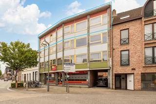 <strong>Zeer ruim (162m²) appartement op de derde verdieping (lift) met 2 slaapkamers, badkamer, terras, kelder en berging (verplicht bij aan te kopen aan €6.000) EPC: 390 kWh/m² (D Label).</strong><em><span><strong><br /></strong><br /><strong>Ligging:</strong></span><span> </span></em><span>centrum van Turnhout, op wandelafstand van de Grote Markt en met goede bereikbaarheid van de ring van Turnhout<br /><br /><em><strong>Indeling:</strong></em> lift, inkomhal, woonkamer, keuken, berging, twee slaapkamers, badkamer, toilet, terras, berging (verplicht bij aan te kopen).<br /></span><em><br /><strong><span>Omschrijving:</span></strong><span> </span></em>appartement met een bewoonbare oppervlakte van 162 m², gelegen op de derde verdieping van een kleinschalig appartementsgebouw met lift, in het centrum van Turnhout.<br />Ruime inkomhal met vestiaire, vooraan grote lichtrijke woonkamer, aparte keuken, 2 slaapkamers, gastentoilet en badkamer, westgericht terras, garagebox en kelderberging. Vernieuwde hoogcondensatie ketel (2024) en dubbele beglazing.<br /><span>Fietsberging met handmatige poort die verplicht bij aan te kopen is aan € 6.000.</span><br /><span><br />Epc-score: 390 kWh/m² (D-label)</span><br /><span>Asbestveilig gebouw</span><em>.<br /></em>
<p><strong>Vermeldingen inzake bijzondere infoplicht:</strong><span> </span>omgevingsvergunning stedenbouwkundige handelingen uitgereikt, woongebied, geen rechterlijke herstelmaatregel of bestuurlijke maatregel opgelegd, geen voorkooprecht ruimtelijke ordening, geen omgevingsvergunning voor verkavelen van gronden, geen watergevoelig openruimtegebied</p>