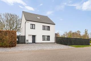 Instapklare open bebouwing, 3slpk, EPC B en zonnige tuin<br /><br />Op zoek naar een instapklare gezinswoning op een rustige en groene ligging?<br /><br />Deze volledig gerenoveerde open bebouwing (2016) combineert ruimte, comfort en energiezuinigheid.<br />De woning bevindt zich in een rustige en bosrijke omgeving in Gerhagen, en biedt een bewoonbare oppervlakte van ca. 239 m² op een perceel van ±875m² met zuidgerichte tuin.<br /><br />Indeling - interieur<br />Gelijkvloers: ruime leefruimte, volledig geïnstalleerde keuken, bureau/extra ruimte<br />Verdieping: 2 volwaardige slaapkamers en 1 badkamer<br />Zolder: master bedroom met inloopdressing en eigen badkamer<br /><br />Indeling - exterieur<br />Garage met automatische poort<br />Automatische buitenpoort<br />Aangelegde oprit met buitenverlichting<br />Twee ruime terrassen (zongericht)<br /><br />Troeven<br />✔ Open bebouwing<br />✔ 3 ruime slaapkamers + 2 badkamers<br />✔ Volledig gerenoveerd (2016) + uitbreiding garage/bureau (2019)<br />✔ Zuidgerichte aangelegde omheinde tuin<br />✔ EPC B – energiezuinig (108 kWh/m²)<br />✔ 12 zonnepanelen<br />✔ Airco voorzien in alle leefruimtes en slaapkamers<br />✔ Conforme elektriciteit<br />✔ Garage + parkeerplaatsen<br />✔ Uitgerust met alarm<br />✔ Asbestvrij<br />✔ Laadpaal<br /><br />Technisch<br />Verwarming: gas CV<br />Isolaties: dak, vloer en muren geïsoleerd<br />HR-beglazing, aluminium en PVC schrijnwerk<br />Regenwaterput aanwezig (5.000L)<br /><br />Ligging<br />Gelegen in een rustige woonomgeving met landelijk karakter, maar toch vlot bereikbaar (5 min. tot oprit E313 Geel-Oost).<br />Ideaal voor gezinnen die op zoek zijn naar een instapklare woning met veel ruimte en moderne energieprestaties.<br /><br />GEEN IMMO