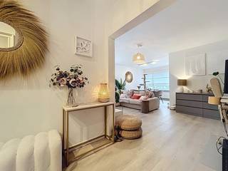 Ben jij op zoek naar een plek met karakter, sfeer en gewoon een heel fijne vibe? Dan heeft de Huisleverancier iets voor je !!!<br />Dit lichtrijk gelijkvloers hoekappartement in Borsbeek is allesbehalve standaard. <br /><br />De leefruimte is gezellig en stijlvol ingericht. Door het zijraam heeft men extra lichtinval en geeft het een extra dimensie aan de woonkamer. De keuken, met combi- microgolven en inductiekookplaat en granieten werkblad, sluit mooi aan en is ingericht met de beste materialen. <br /><br />Met twee grote slaapkamers en een extra kamer die kan dienen als bureau of dressing, heb je alle flexibiliteit die je nodig hebt. Ideaal voor jonge koppels, starters of wie net wat extra ruimte wil zonder in te boeten aan stijl.<br /><br />Achteraan is een terras, met ingebouwde kast en een kleine privé tuin. Deze tuin zorgt ervoor dat men een vlotte toegang heeft tot de garage. Garage verplicht aan te kopen (25 000 euro)<br /><br />Geen gedoe met parkeerplaatsen zoeken, gewoon thuiskomen en binnenrijden. Praktisch en comfortabel.<br /><br />Met winkels, openbaar vervoer en verbindingswegen in de buurt, woon je hier rustig maar toch centraal.<br /><br />Nog enkele belangrijke voordelen op een rijtje:<br /><br />* nieuwe ramen met hoogrendementsglas van het topmerk Belisol<br /><br />EPC : 299 kWh/m<sup>2</sup> (Label C)<br />Stedenbouwkundige inlichtingen in aanvraag<br />Waterinfo : P-Score = A, G-Score = A<br /><br />Dit is niet wat je zoekt ? Al gehoord van AANKOOPBEGELEIDING ? Wij zoeken, bezoeken en onderhandelen mee met jou voor eigendommen die worden aangeboden door particulieren, andere makelaars of eigendommen die zelfs (nog) niet te koop staan?<br />Vraag meer informatie over aankoopbegeleiding via welkom@dehuisleverancier.be of 0489/069.000<br /><br />de Huisleverancier : Persoonlijk, voor iedereen Service, Kwaliteit en Vertrouwen !<br /><br />