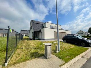 <p><strong>Over de woning:</strong></p>

<p>Deze recente en instapklare nieuwbouwwoning biedt een hedendaagse woonervaring in een rustige, groene omgeving. Met een bewoonbare oppervlakte van 154 m² is er ruimte in overvloed voor comfortabel wonen. De woning is kwalitatief afgewerkt en ideaal voor wie op zoek is naar een combinatie van rust, licht en ruimte.</p>

<p><strong>Locatie en Omgeving:</strong></p>

<p>De woning is gelegen in het landelijke Nieuwkerke, een deelgemeente van Heuvelland, waar natuur en rust centraal staan. Een ideale ligging voor gezinnen of koppels die willen genieten van een groene omgeving met voldoende privacy, en toch vlotte verbindingen wensen naar nabijgelegen gemeenten.</p>

<p><strong>Indeling van de Woning:</strong></p>

<p>De woning beschikt over meerdere slaapkamers, een ruime en lichtrijke leefruimte, een moderne keuken en een comfortabele badkamer. Dankzij de doordachte indeling is dit een aangename gezinswoning met alle nodige comfort. De woning is bovendien uitgerust met dubbele beglazing en beschikt over een zadeldak met pannendekking.</p>

<p><strong>Energiezuinigheid:</strong></p>

<p>De woning is voorzien van centrale verwarming op gas met radiatoren en een doorstroomsysteem voor warm water. Verdere isolatiegegevens zijn beschikbaar via het lastenboek.</p>

<hr />
<p><strong>Troeven van deze woning:</strong></p>

<ul><li>Instapklare nieuwbouwwoning</li><li>154 m² bewoonbare oppervlakte</li><li>Gelegen in een rustige en groene omgeving</li><li>Praktische indeling met meerdere slaapkamers</li><li>Hedendaagse afwerking en modern wooncomfort</li><li>Dubbele beglazing</li></ul>

<p> </p>