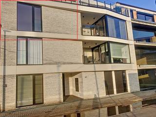 Ontdek dit stijlvolle nieuwbouwappartement met één slaapkamer, waar hedendaags wooncomfort en een verzorgde afwerking perfect samengaan.<br />De aangename leefruimte straalt licht en gezelligheid uit en sluit mooi aan op het ruime terras.<br />Het appartement is keurig afgewerkt en vormt de ideale woonst voor wie op zoek is naar comfortabel en zorgeloos wonen.<br />Bovendien beschikt het over een autostaanplaats en een praktische berging in de kelder, wat zorgt voor extra gemak en opbergruimte.<br /><br /><span><u><strong>INDELING</strong></u></span><br /><u>Tweede verdiep</u> : inkomhal - toiletruimte - volledig uitgeruste keuken - woon en zitruimte - terras - slaapkamer - badkamer voorzien van inloopdouche en badkamermeubel<br /><u>Kelderverdiep</u> - autostaanplaats en berging<br /><br />Vrij : vanaf 1 november<br />Servicekosten : 70,00-€/maand<br /><br /><strong>Kandidaat-huurders dienen zich per mail via een ingevuld inlichtingenformulier te melden voorafgaand het inplannen van een bezichtiging. Met dank voor de medewerking.</strong>