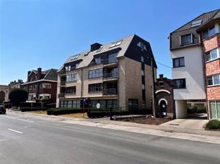 <p>Découvrez cet appartement de plain-pied prêt à emménager dans la résidence D'Oude Schelde, située à la périphérie d'Audenarde.<br />Grâce à son accès facile, son agencement pratique et son espace de vie agréable, c'est le pied-à-terre idéal pour ceux qui recherchent un cadre de vie calme à proximité du centre-ville.<br />Cet appartement offre un excellent confort et une grande facilité d'accès.</p><p>On entre dans l'appartement par le hall d'entrée. Vous disposez ensuite d'un salon spacieux avec une cuisine ouverte équipée de tout le confort nécessaire.<br />L'appartement comprend 2 chambres et 2 salles de bains, l'une avec douche et l'autre avec baignoire.<br />Il y a également des toilettes séparées et un dressing/bureau.<br />Depuis le dressing/bureau, vous accédez directement à la terrasse et au jardin.<br />L'appartement dispose également d'un garage spacieux en surface.</p><p>Vous vivez dans un cadre calme et verdoyant, tout en étant à seulement quelques minutes de la place du marché historique, des restaurants animés, des commerces et des transports en commun. <br />Grâce à la proximité de la N60, des villes comme Gand et Ronse sont facilement accessibles.</p><p>Cela vous intéresse ?<br />Demandez une visite via notre site web www.immodhondt.be </p>