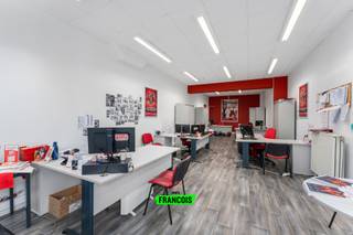 Ontdek deze interessante investeringsopportuniteit in het hart van Blankenberge. Het gebouw bestaat uit een handelsgelijkvloers en twee ruime appartementen, telkens één per verdieping. Dankzij de bestaande verhuursituatie geniet u van een directe en stabiele huuropbrengst.<br /><br />Gelijkvloers (handelsruimte): Ruim en goed onderhouden handelspand met goede zichtbaarheid en centrale ligging. (130 m² - Asbestvrij - EPC label C - Verhuurd)<br /><br />1ste Verdieping (appartement): Instapklaar appartement met lichtrijke leefruimte, keuken, slaapkamer en badkamer. (74 m² - Asbestvrij - EPC label B - Verhuurd)<br /><br />2de Verdieping (appartement): Ruim appartement met groot potentieel na renovatie (115 m² - Asbestvrij - EPC label F - Vrij bij akte).<br /><br />Een ideale investering voor wie op zoek is naar een degelijk opbrengsteigendom met verdere meerwaardekansen.<br /><br />